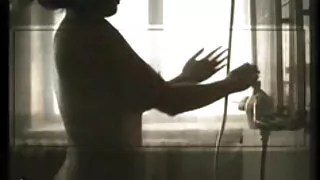उहाँले लन मा मान्छे गरेको कुखुरा चूसना.