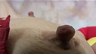 गोरा प्रिय उनको खुट्टा चाट्नु दिन्छ.