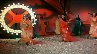नाओमी दुई अश्वेतहरूको सेवा गर्छन् ।
