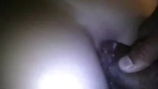 स्कूलगर्ल बाथरूम मा एक प्वाल माध्यम बेकार र.