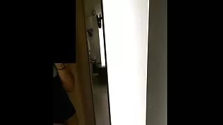 यो महिला एक विदेशी मानिस को कुखुरा मा उत्तेजित गर्दछ.
