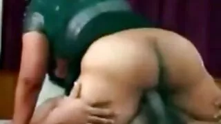 जे त्यो उनको सौतेनी आमा र आफ्नो कुखुरा संग चालू हुन्छ.