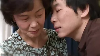 मलाई साथीले यौन सम्पर्क राख्छ ।