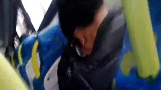 एक थरथानेवाला संग हस्तमैथुन.