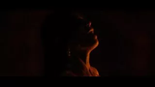 एक टैटू संग एक खेलाडी अश्लील उद्योग मा एक काम चाहनुहुन्छ.