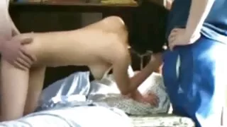गोरा र रेडहेड कुखुरा संग खेल्न.