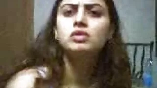 एक ठूलो मात्रा मा एक कालो कुखुरा बिरूवा।