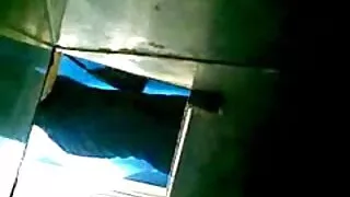युवा महिला बिल्ली औंला.