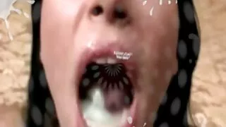 एलिजा एक काला कुखुरा संग खेल्छ.