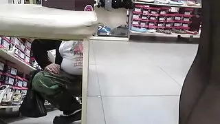मालिक गलैँचा गर्न केइरन ली बोलाए र उनको बिल्ली चाट्नु आदेश.