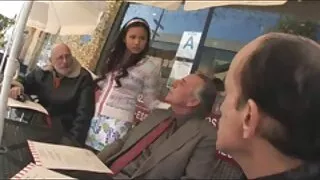 एक गोरा hock giocator खेलाडी गेराज मा एक कोच संग भावुक fucks.
