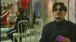 यो रेडहेड कुखुरा बेकारी र सह मा फीड.